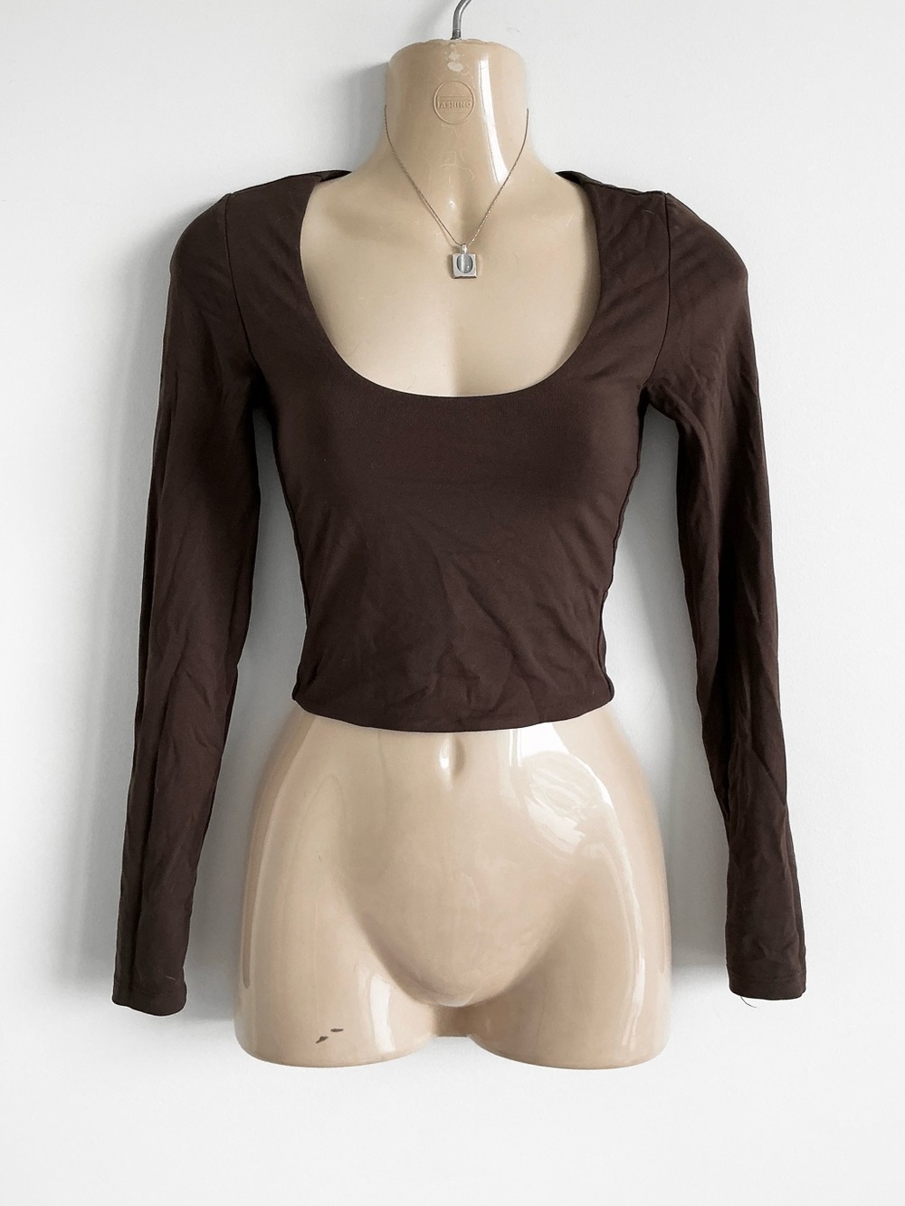 2XS Aritzia Wilfred contour scoop neck brown long sleeve crop top